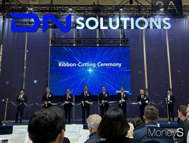 DN솔루션즈가 지난 2일 부산 벡스코에서 자체 국제 공작기계 전시회인 'DIMF(DN Solutions International Machine tool Fair)'를 개최했다. 사진은 개회식에서 김원종 DN솔루션즈를 비롯한 참석자들의 커팅식. /사진=머니S 이예빈 기자 