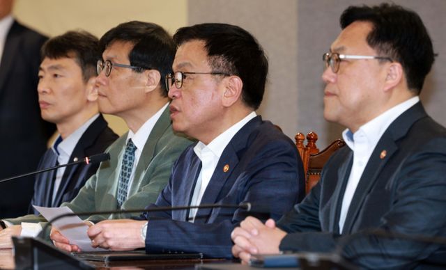 최상목 경제부총리 겸 기획재정부 장관이 3일 서울 중구 은행회관에서 열린 '거시경제금융현안간담회'에서 모두발언을 하고 있다. 왼쪽부터 이복현 금융감독원장, 이창용 한국은행 총재, 최상목 경제부총리 겸 기획재정부 장관, 김병환 금융위원장. /사진=뉴스1