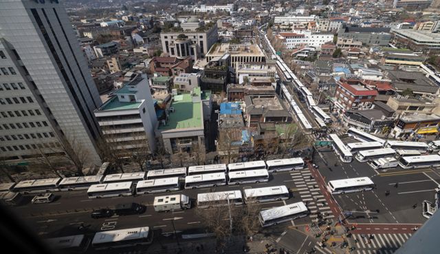 경찰이 윤석열 대통령 탄핵 심판 선고를 하루 앞두고 서울 종로구 헌법재판소 주변 경비를 강화하며 폭력·손괴 등 불법 행위에 대해 엄정 대응하겠다고 밝혔다. 사진은 윤석열 대통령 탄핵 심판 선고를 하루 앞둔 3일 서울 종로구 헌법재판소 인근이 경찰 차벽으로 둘러져 있는 모습. /사진=뉴스1