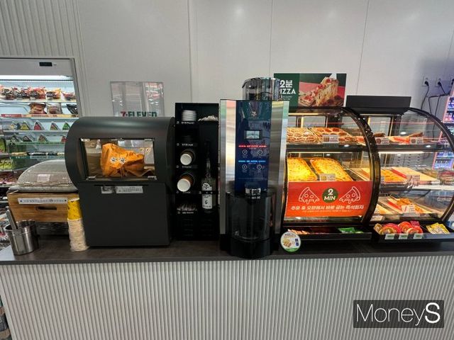 뉴웨이브 대전둔산점 푸드 스테이션에 즉석 어묵, 군고구마, 피자, 치킨 등이 진열돼 있다. /사진=신소민 기자