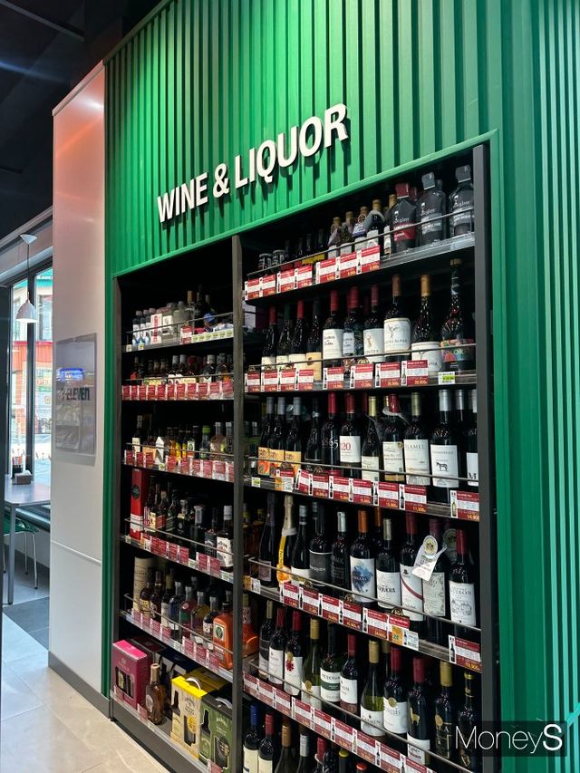 와인&리쿼존에는 120여종의 와인 및 리쿼(증류주) 제품이 비치돼 있다. 한정판 양주나 와인도 들여올 예정이다. /사진=신소민 기자
