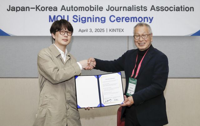 한·일 자동차기자협회가 자동차산업·저널리즘 발전을 위한 업무협약을 맺었다. 사진은 3일 경기도 고양시 킨텍스에서 열린 협약식에 참석했던 최대열(왼쪽) 한국자동차기자협회장과 코모다 키요시 일본자동차기자협회장. /사진=한국자동차기자협회