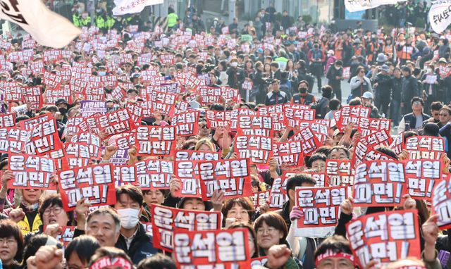  전국민주노동조합총연맹 조합원들이 3일 서울 종로구 안국역 6번 출구 인근에서 열린 '민주노총 확대 간부 결의대회'에서 구호를 외치고 있다. /사진=뉴스1