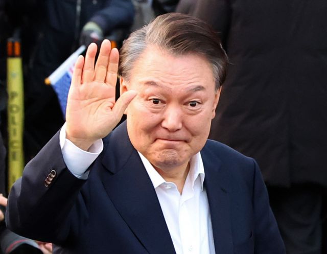 윤석열 대통령의 탄핵심판 선고일이 하루 앞으로 다가온 가운데 챗GPT가 "탄핵 인용 가능성이 약 90%에 달한다"고 예측한 사실이 전해져 주목된다. 사진은 지난달 8일 석방된 윤석열 대통령이 서울 용산구 한남동 관저 입구에서 지지자들에게 인사하고 있는 모습. /사진=뉴시스