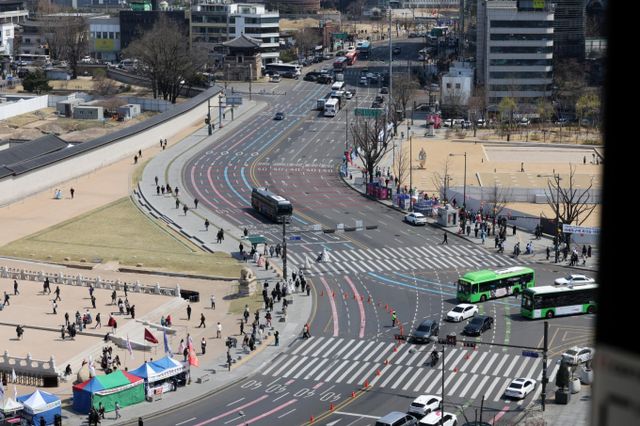 지난해 12월3일, 윤석열 대통령의 전격적인 비상계엄 선언은 네이버와 카카오에 적잖은 충격을 안겼다. 사진은 윤석열 대통령 탄핵심판 선고를 하루 앞둔 3일 오후 서울 종로구 광화문삼거리 율곡로 방면 도로가 헌법재판소 인근 도로 통제로 한산한 모습을 보이고 있는 모습. /사진=뉴시스