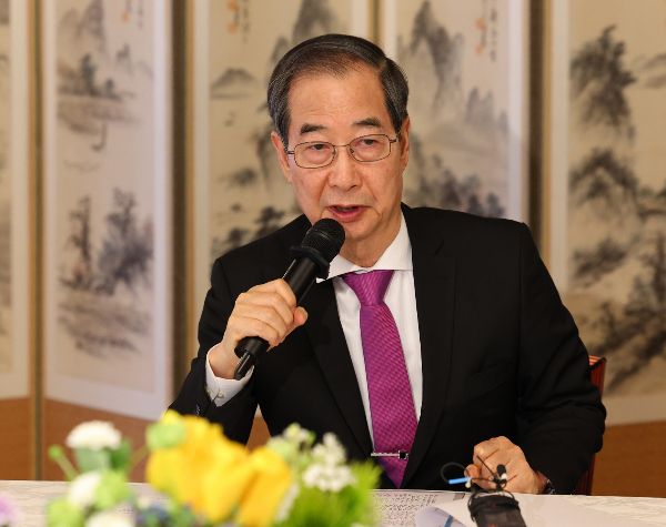 한덕수 대통령 권한대행 국무총리가 제주특별자치도 출범 의미를 언급하며 기존 원고에 적힌 노무현 전 대통령에 대한 내용을 제외했다. 사진은 한 총리가 3일 서울 총리공관에서 열린 경제안보전략 TF회의에 참석한 모습. /사진=뉴시스