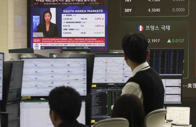 트럼프 행정부의 관세 정책에 아시아 증시가 일제히 하락 출발했다. 사진은 3일 서울 중구 하나은행 딜링룸. /사진=뉴시스