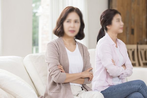 신혼집에 기습 방문하는 등 집착하는 시어머니와 게임중독 남편 때문에 골머리를 앓는다는 여성이 사연이 전해졌다. 사진은 기사와 직접적인 관련이 없음. /사진=이미지투데이