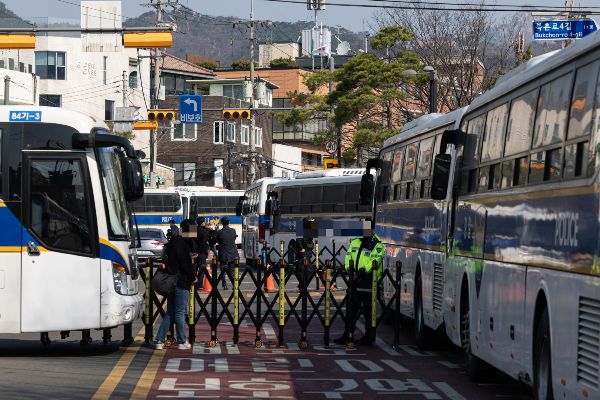 윤석열 대통령 탄핵심판 선고일인 4일 오전 헌법재판소 앞은 긴장감이 맴돌고 있다. 사진은 기사의 이해를 돕기 위한 윤석열 대통령 탄핵심판 선고를 하루 앞둔 지난 3일 서울 종로구 헌법재판소 인근이 교통통제되고 있는 모습. /사진=뉴스1