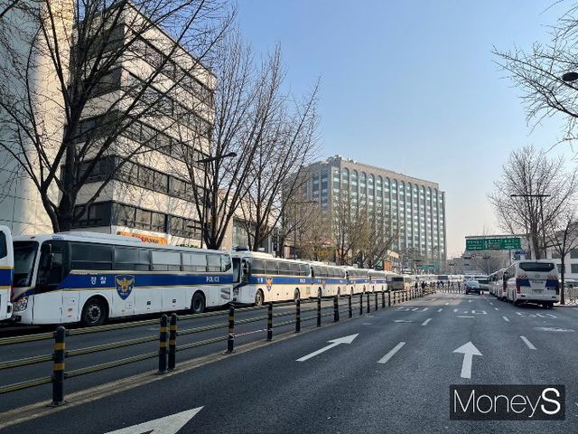 사진은 경찰버스로 세워진 헌재 근처 폴리스라인. /사진=유찬우 기자