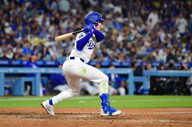 LA다저스가 애틀랜타 브레이브스를 잡아내고 극적인 역전승을 거뒀다.. 사진은 3일(한국시각) 미국 캘리포니아주 로스앤젤레스 다저스타디움에서 열린 애틀랜타 브레이브스와 LA다저스의 경기에서 홈런을 터트린 토미 애드먼의 모습. /사진=로이터