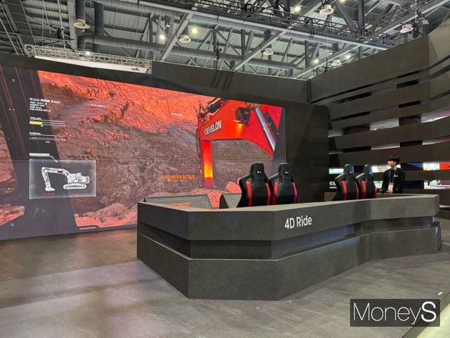 HD현대가 '2025 서울모빌리티쇼'에서 차세대 신모델 등을 선보인다. 사진은 4D 라이드 체험 현장. 이곳에선 디지털 기술을 접목한 건설장비를 경험할 수 있다. /사진=정연 기자