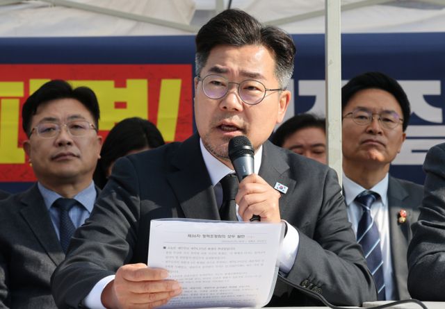 박찬대 더불어민주당 원내대표가 3일 오전 정책조정회의에서 윤석열 대통령의 파면을 확신했다. 이날 정책조정회의에서 발언하는 박 원내대표. /사진=뉴스1