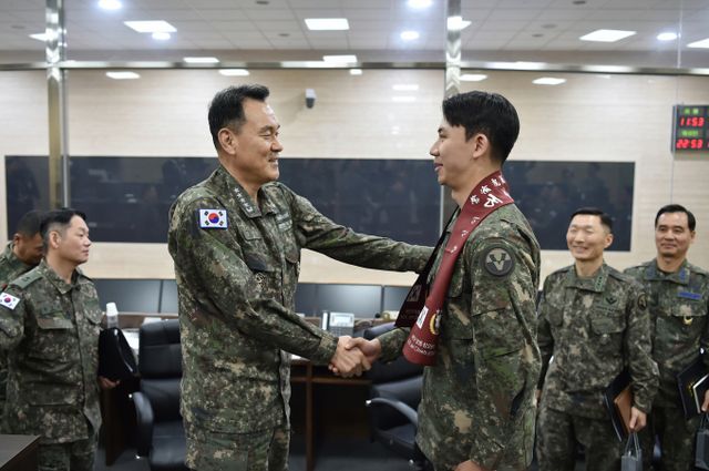 김명수 합참의장은 헌법재판소의 윤석열 대통령 탄핵심판 사건 선고를 하루 앞둔 3일 육군 5군단사령부를 찾았다. 사진은 김명수 합참의장(왼쪽)이 육군5군단사령부 장병을 격려하고 있는 모습. /사진=뉴스1