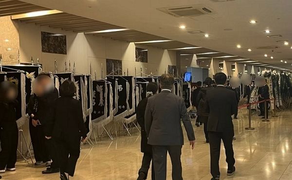 장제원 전 국회의원 빈소에 조문객 발길이 계속 이어지고 있다. 사진은 3일 장제원 전 의원의 빈소가 마련된 부산 해운대백병원 장례식장에서 몇몇 조문객이 빈소로 들어서고 있는 모습. /사진=뉴스1