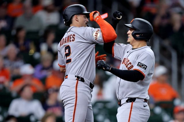 샌프란시스코 자이언츠가 이정후의 결장에도 4연승을 이어갔다. 사진은 3일(한국시각) 미국 텍사스주 휴스턴의 다이킨파크에서 열린 휴스턴 애스트로스와 샌프란시스코 자이언츠의 경기에서 홈런을 친 윌머 플로레스(오른쪽)가 윌리 아다메스와 기쁨을 나누는 모습. /사진=로이터