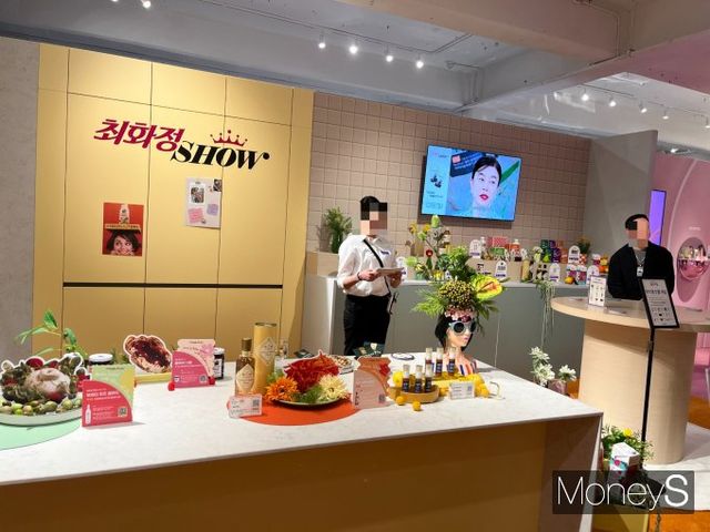 CJ온스타일이 컴온스타일 오프라인 팝업스토어를 통해 고객들에게 '발견형 쇼핑'을 알린다. 사진은 3일 오전 서울 성동구 성수동 CJ온스타일 팝업스토어 최화정쇼 코너. /사진=김서현 기자