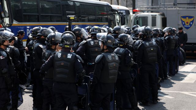 윤석열 대통령 탄핵을 둘러싼 찬반 집회가 과열되면서 지난 3월 한 달 동안 119 신고가 폭증한 것으로 나타났다. 사진은 윤석열 대통령 탄핵 심판 선고를 하루 앞두고 경찰이 을호비상을 발령한 3일 서울 종로구 헌법재판소 인근에서 경찰들이 대기하고 있는 모습. /사진=뉴시스