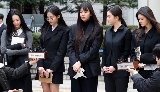 그룹 뉴진스와 소속사 어도어의 전속계약 유효 확인 소송 첫 변론기일이 오늘 시작된다. 사진은 지난달 7일 서울 서초구 서울중앙지방법원에서 열린 '어도어, 뉴진스 상대 기획사 지위보전 및 광고계약 체결 등 금지 가처분' 심문기일을 마친 뒤 취재진 앞에 선 그룹 뉴진스(NJZ) 하니, 민지, 혜인, 해린, 다니엘. /사진=뉴시스