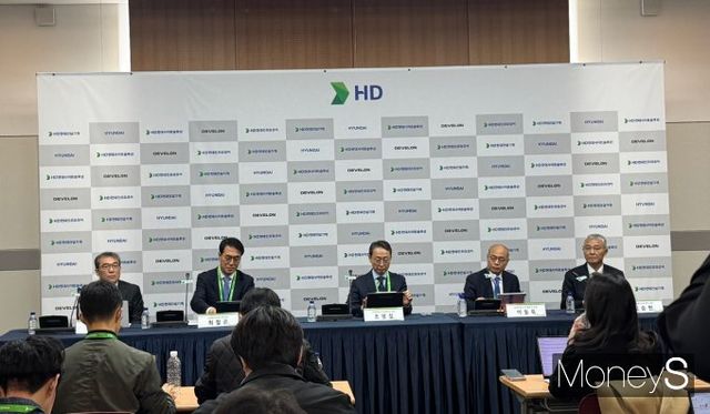 HD현대 건설기계 3사 임원진들이 기자간담회를 진행하는 모습. 사진=정연 기자