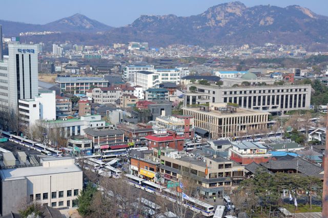 2017년 박근혜 전 대통령 탄핵 선고 전날에는 국회의장과 여야 중진들이 모여 정국 혼란 최소화를 위해 머리를 맞댔으나 2025년에는 장외투쟁에 몰두하는 모습이다. 윤석열 대통령 탄핵심판 선고를 하루 앞둔 3일 서울 종로구 헌법재판소 주위가 통제되는 모습. /사진=뉴스1