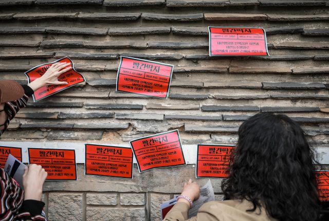 윤석열 대통령의 탄핵심판 선고일이 하루 앞으로 다가온 가운데 만약 탄핵이 인용될 경우 대통령 관저 퇴거 시점에 대한 관심도 높아진다. 사진은 지난 2일 서울 용산구 한남동 대통령 관저 인근에서 열린 윤석열 파면버스 기자회견에서 참가자들이 가압류 스티커를 붙이는 퍼포먼스를 하고 있는 모습. /사진=뉴스1