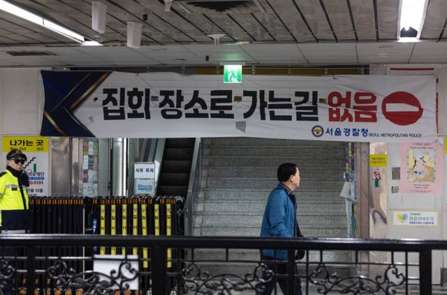 서울시가 윤석열 대통령 탄핵 심판 선고일인 오는 4일부터 안국역을 포함한 주요 15개 역사에서 출입구 통제 및 무정차 통과 등 안전대책을 시행한다. 사진은 3일 안국역 내부. /사진=뉴스1