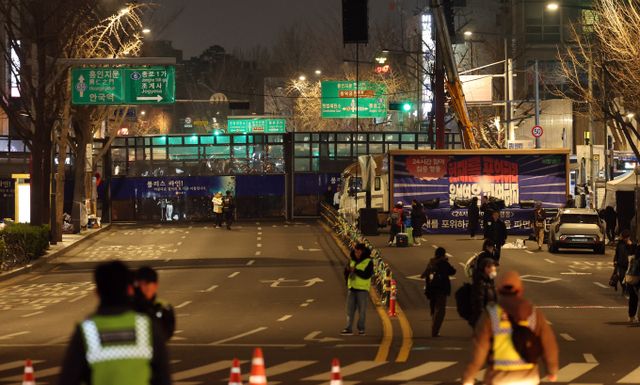 윤석열 대통령 탄핵심판 선고를 하루 앞두고 헌법재판소는 극비리에 결정문을 다듬는 작업을 진행하고 있다. 사진은 윤석열 대통령 탄핵 심판 선고일을 이틀 앞둔 지난 2일 오후 서울 종로구 안국역 인근에 헌법재판소 방향으로 차벽이 설치돼 있는 모습. /사진=뉴시스
