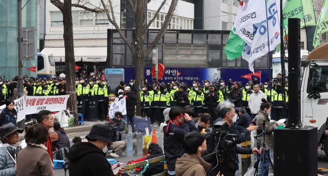 윤석열 대통령 탄핵심판 선고를 하루 앞두고 이동통신사들이 트래픽 폭증에 대비해 대응 체계를 총동원하고 있다.사진은 지난 2일 헌법재판소의 윤석열 대통령 탄핵심판 선고를 이틀 앞두고 서울 종로구 안국역 일대에서 헌법재판소로 향하는 도로에 대형 폴리스라인이 설치되고 있는 모습. /사진=뉴스1