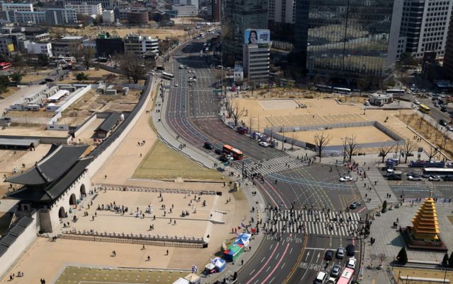 일본 정부가 윤석열 대통령 탄핵심판 선고 결과를 긴장 속에 주시하고 있다. 사진은 윤석열 대통령 탄핵심판 선고를 하루 앞둔 3일 오후 서울 종로구 광화문삼거리 율곡로 방면 도로가 헌법재판소 인근 도로 통제로 한산한 모습. /사진=뉴시스