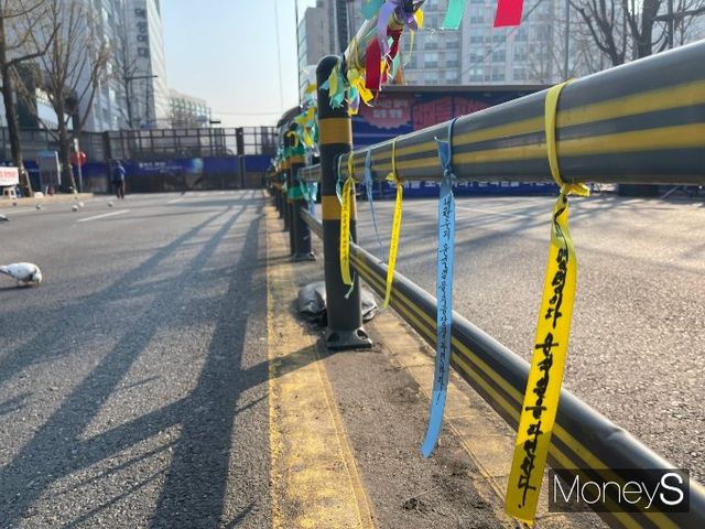 서울 중구 헌법재판소 앞은 적막한 가운데 긴장감이 흐르고 있다. 사진은 차벽으로 통제된 안국역 인근 도로. /사진=유찬우 기자