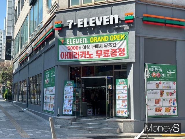 세븐일레븐의 새로운 가맹 모델인 뉴웨이브가 지난달 29일 대전광역시 서구 둔산동에 지방 최초로 문을 열었다. 사진은 뉴웨이브 대전둔산점의 전경. /사진=신소민 기자 