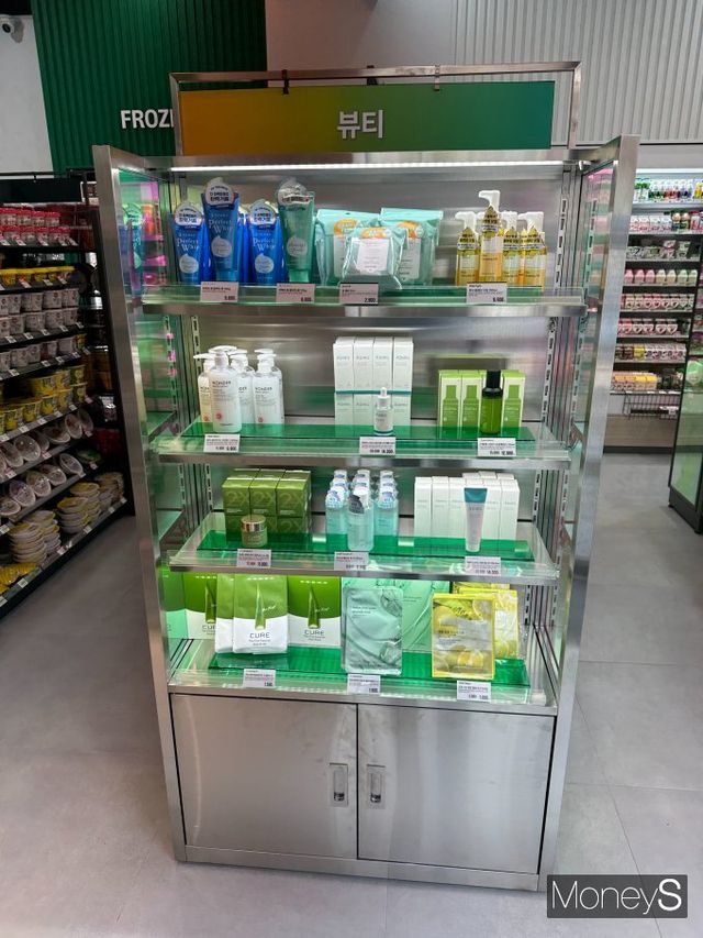 뷰티 코너에는 기초화장품을 중심으로 총 8개 브랜드의 10여 종 상품이 진열돼 있다. /사진=신소민 기자