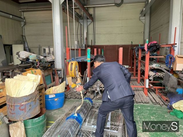 중소 스테인리스업체 사장인 정진택씨(가명·43)가 지난 27일 서울 영등포구에 위치한 자신의 사업장을 둘러보고 있다. / 사진=이한듬 기자