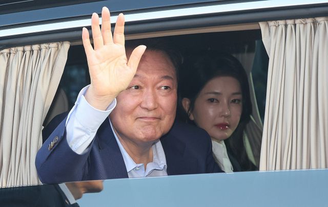 검찰이 김건희 여사가 운영하던 코바나컨텐츠 사무실도 사저와 함께 수사에 착수했다. 사진은 지난 11일 윤석열 전 대통령과 부인 김건희 여사가 서울 용산구 한남동 대통령 관저를 떠나 서초동 사저로 이동하며 지지자들과 인사를 하고 있는 모습. /사진=뉴스1