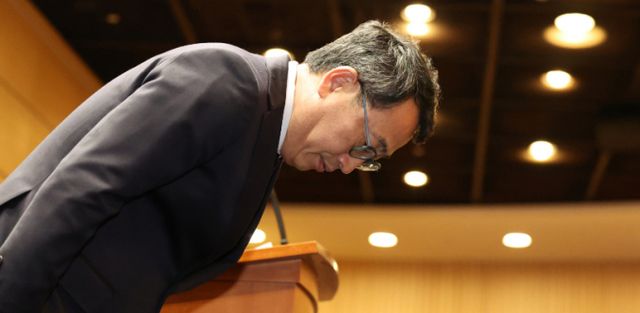 유영상 SK텔레콤 사장이 지난달 25일 오전 서울 중구 SK텔레콤 T타워에서 유심 해킹 피해 사태 관련 언론설명회를 열고 고개숙여 사과를 하고 있다. /사진=뉴시스