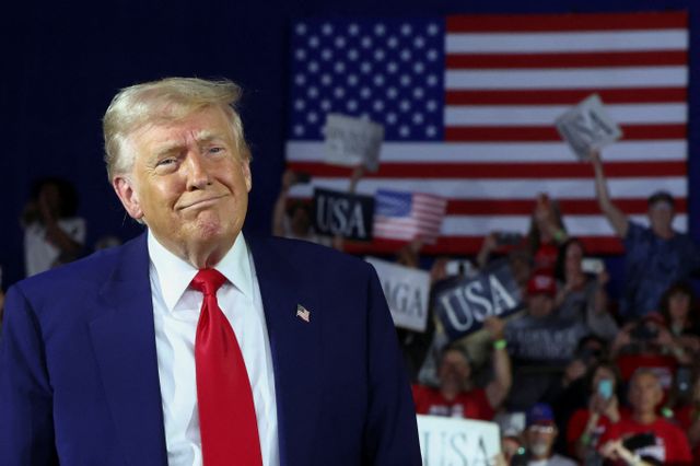 도널드 트럼프 미국 대통령이 역대 최저 지지율을 유지 중이다. 사진은 트럼프 대통령이 지난 29일(현지시각) 미국 미시간주 워런 매컴 커뮤니티 칼리지에서 취임 100일 기념 집회를 진행한 모습. /사진=로이터