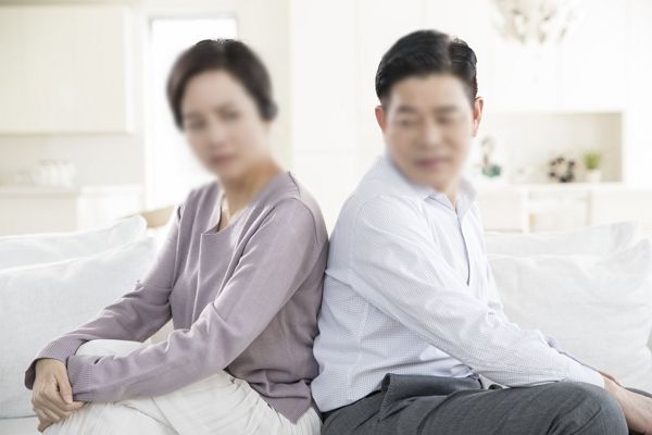 결혼 후 10년 째 남편의 외도를 의심하는 아내가 퇴근길 미행에 출장지까지 따라와 이혼을 고민한다는 사연이 전해졌다. 사진은 기사 내용과 직접적인 관련이 없음. /사진=이미지투데이