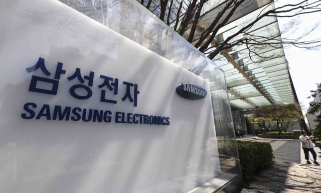 서울 서초구 삼성전자 서초사옥에서 직원들이 오가고 있다. /사진=뉴시