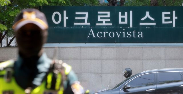 검찰이 윤석열 전 대통령의 사저인 아크로비스타와 김건희 여사의 코바나컨텐츠 사무실을 6시간 동안 압수수색했다. 사진은 30일 서울 서초구 아크로비스타의 모습. /사진=뉴스1