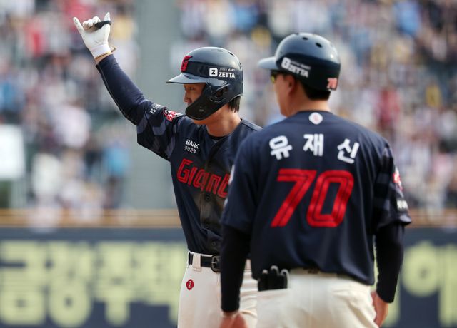 머리에 사구를 맞고 쓰러진 롯데 자이언츠 전민재가 큰 부상을 피했다. 사진은 2025시즌 롯데 자이언츠에서 활약한 전민재의 모습. /사진=뉴스1