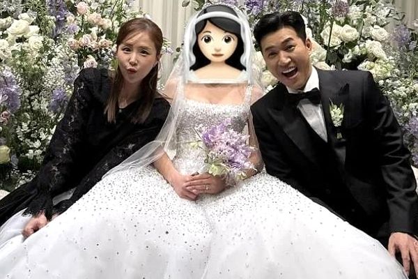 그룹 코요태 신지가 가짜뉴스에 분노했다. 사진은 코요태 멤버 김종민 결혼식을 방문한 신지(왼쪽)의 모습. /사진=신지 인스타그램 캡처