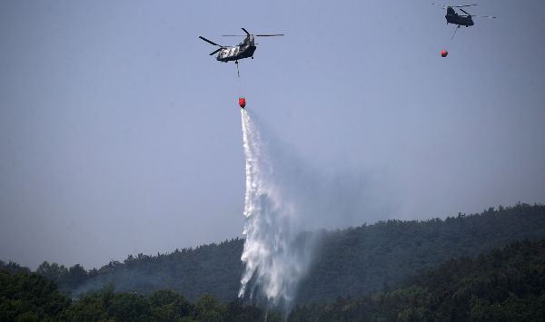 산림 당국이 대구 함지산 산불 최초 발화지를 특정하고 방화·실화 가능성에 무게를 실었다. 사진은 대구 북구 함지산 산불 이틀째인 지난 29일 오후 군용 헬기를 투입해 진화에 나선 모습. /사진=뉴스1