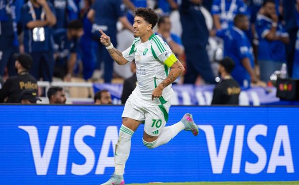 알아흘리가 광주FC를 상대로 대승을 거둔 알 힐랄을 꺾고 결승에 진출했다. 사진은 30일(한국시각) 사우디아라비아 제다 킹 압둘라 스포츠시티 스타디움에서 열린 2024-25시즌 아시아축구연맹(AFC) 챔피언스리그 엘리트(ACLE) 4강 알 힐랄과 알아흘리 경기에서 선제골을 터트린 호베르트 피르미누의 모습. /사진=아시아축구연맹 홈페이지 캡처