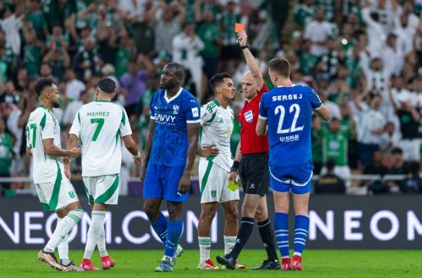 알아흘리가 알 힐랄을 꺾고 챔피언스리그 엘리트 첫 우승에 도전한다. 사진은 30일(한국시각) 사우디아라비아 제다 킹 압둘라 스포츠시티 스타디움에서 열린 2024-25시즌 아시아축구연맹(AFC) 챔피언스리그 엘리트(ACLE) 4강 알 힐랄과 알아흘리 경기에서 퇴장 당한 칼리두 쿨리발리의 모습. /사진=아시아축구연맹 홈페이지 캡처