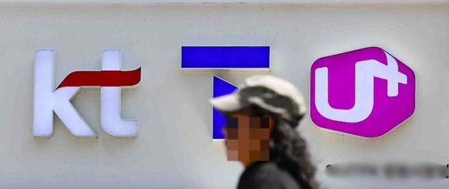 SK텔레콤 고객정보 유출 여파가 계속되는 지난달 30일 서울 시내의 한 휴대전화 대리점 앞으로 시민이 지나가고 있다. /사진=뉴시스