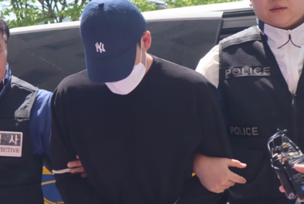 충북 청주 한 고등학교에서 흉기를 휘둘러 교직원 등 6명을 다치게 한 학생이 연신 사과했다. 사진은 충북 청주 한 고등학교에서 흉기를 휘둘러 교직원과 주민 등 6명을 다치게 한 학생이 영장실질심사를 위해 법원에 출석하는 모습. /사진=뉴스1