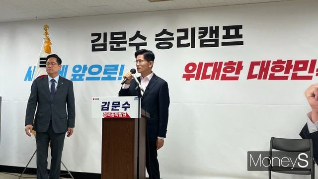 김문수 국민의힘 대선 후보가 30일 세재 개편 공약을 공개했다. 사진은 공약 발표에 앞서 인사말을 전하는 김 후보. /사진=김동욱 기자