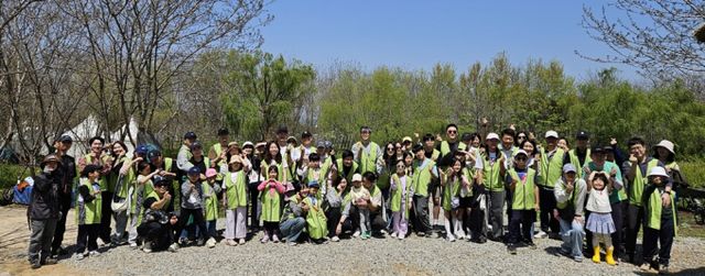 유한양행이 지난 26일 서울 상암 노을공원에서 임직원 및 가족과 노을공원 숲 가꾸기 활동을 진행했다. /사진=유한양행
