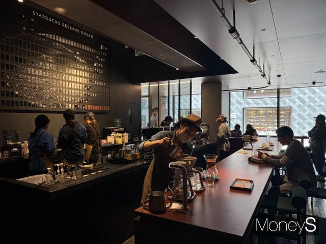 프리미엄을 지향하는 스타벅스 리저브 도산점이 지난 29일 오픈했다. 리저브 도산점 매장 1층 전경. /사진=한세진 기자